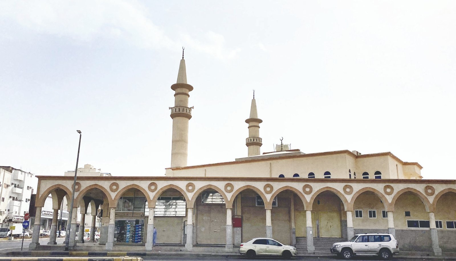 (مسجد المنارتين)